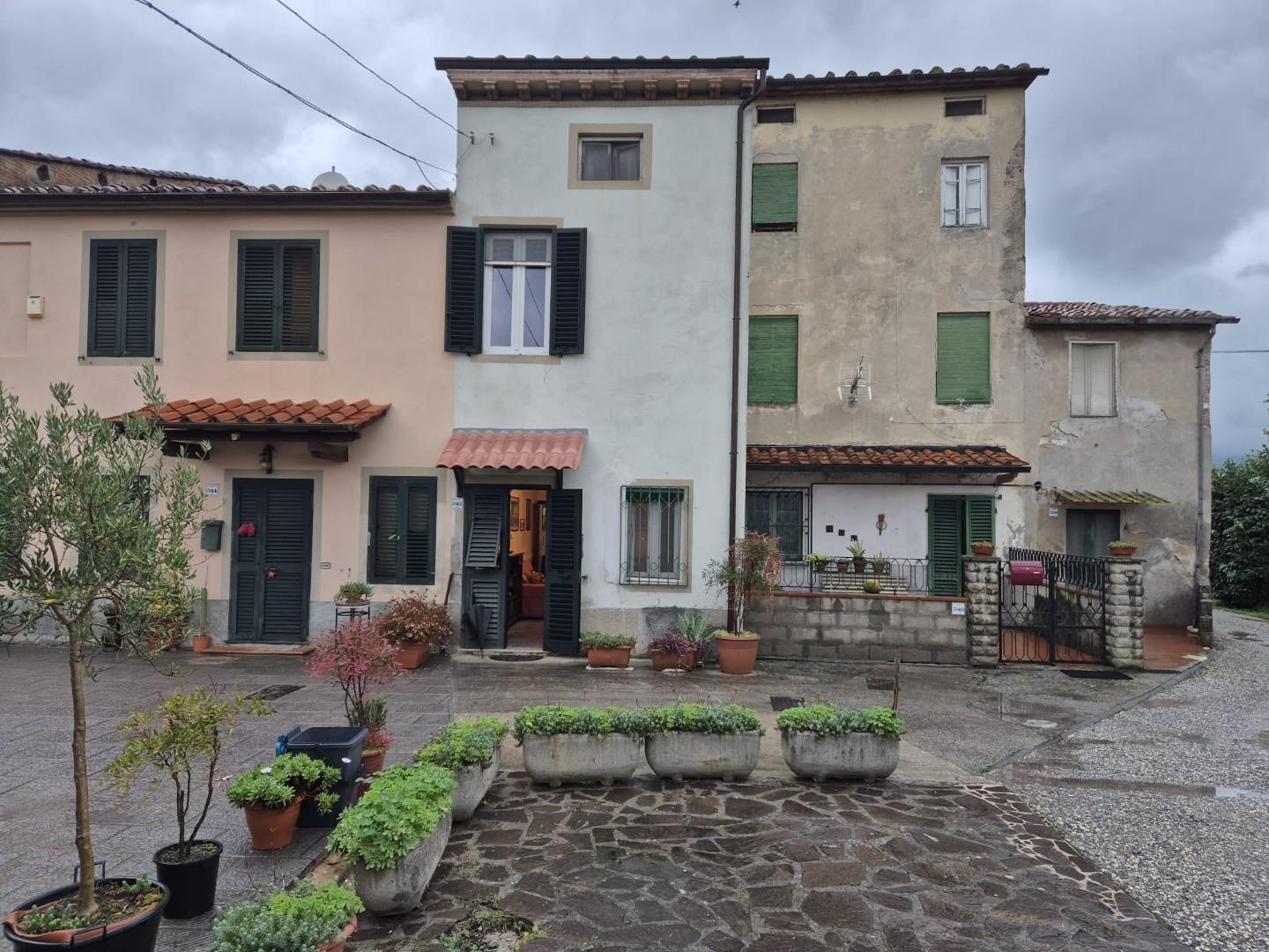 Casa indipendente con giardino, Capannori lammari