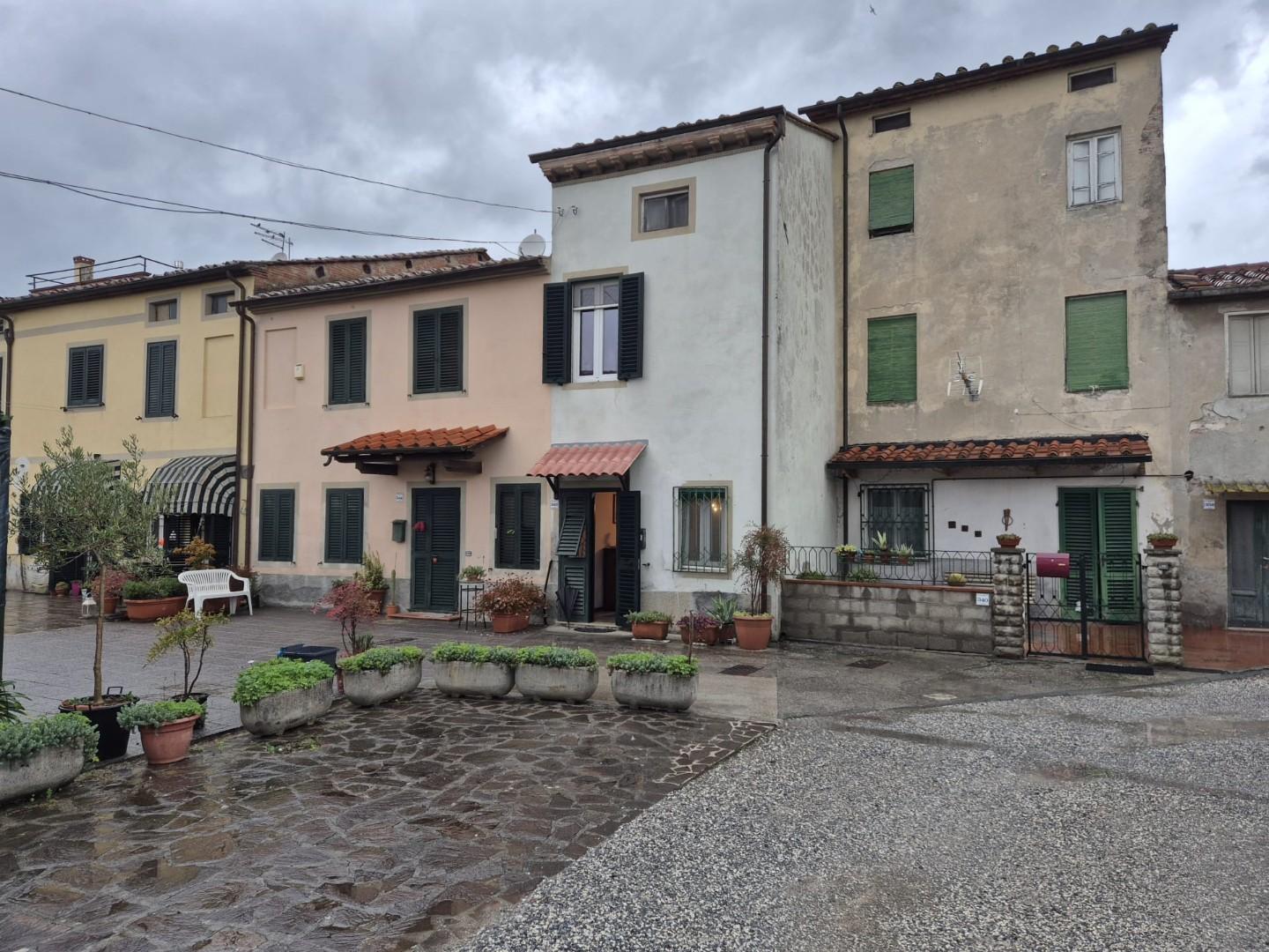 Casa indipendente con giardino, Capannori lammari