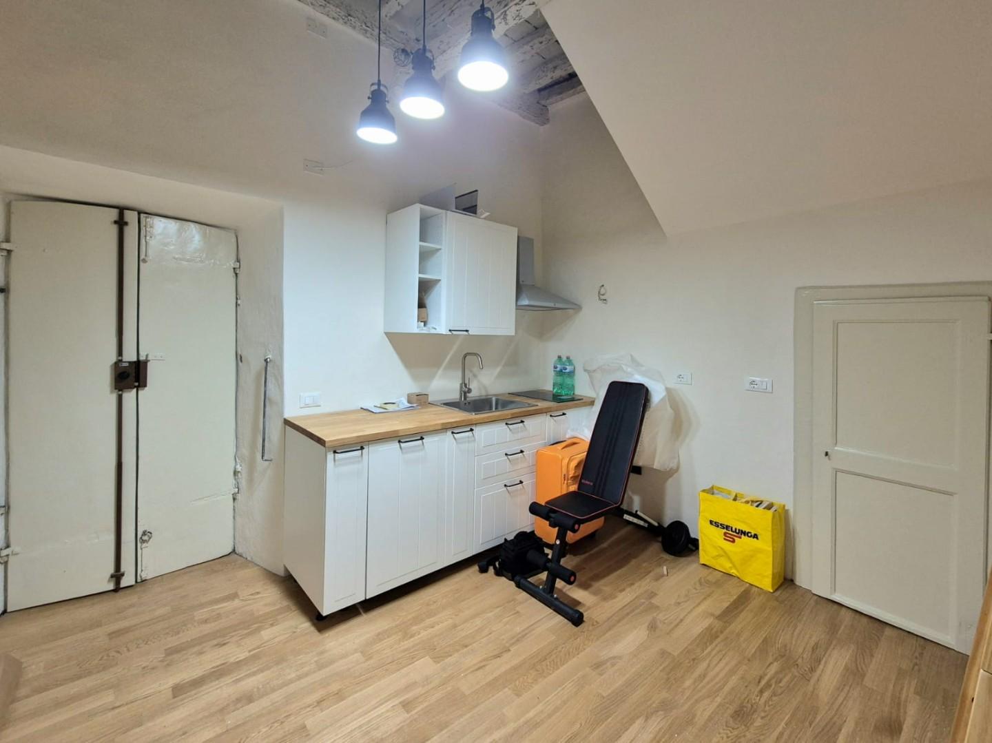 Locale commerciale ristrutturata, Lucca centro storico