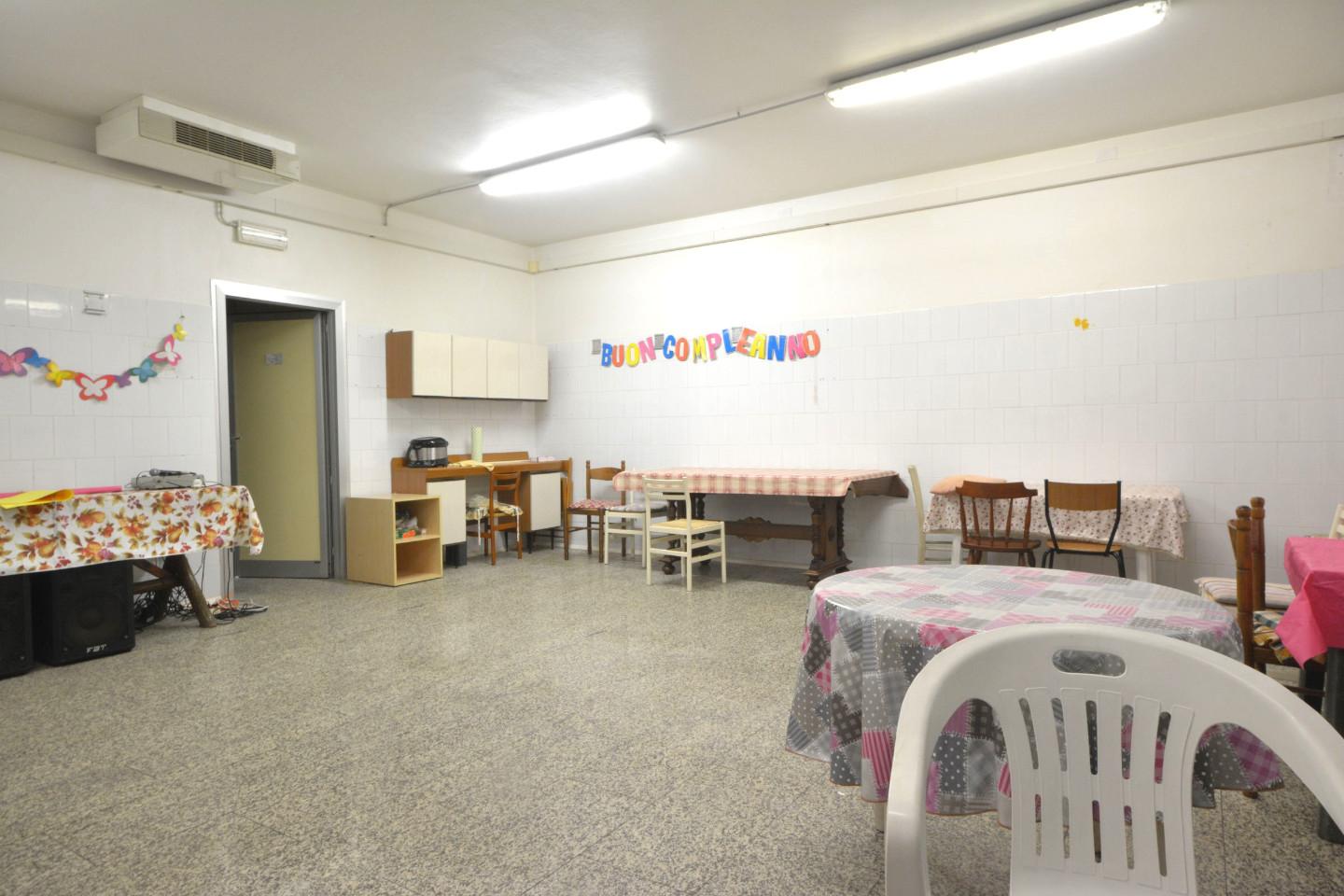 Locale commerciale in affitto, Lucca san donato