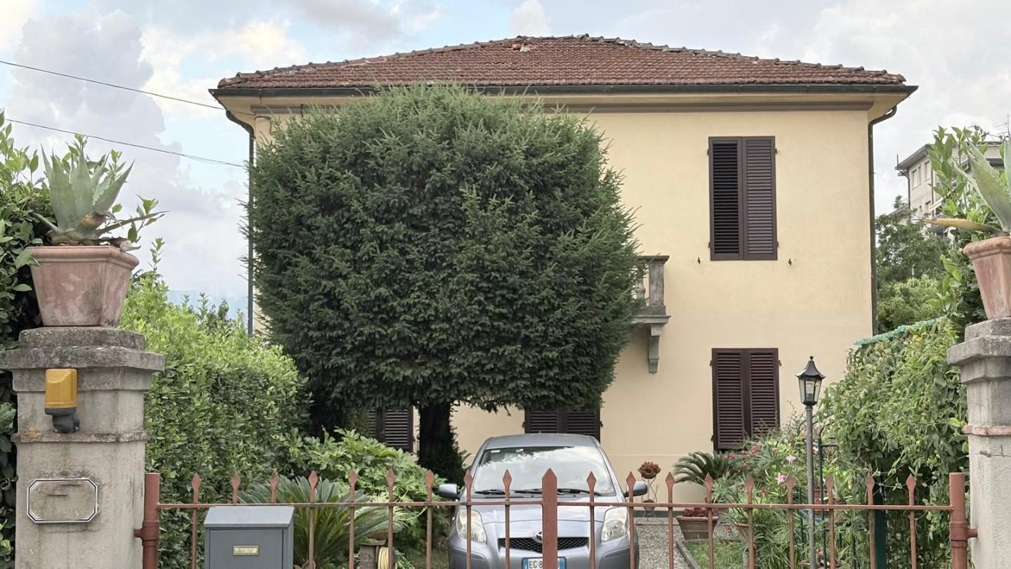 Villa Bifamiliare con giardino, Lucca sant'anna