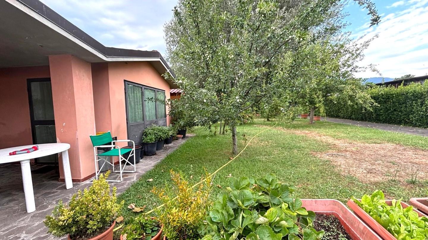Villa con giardino, Capannori lammari
