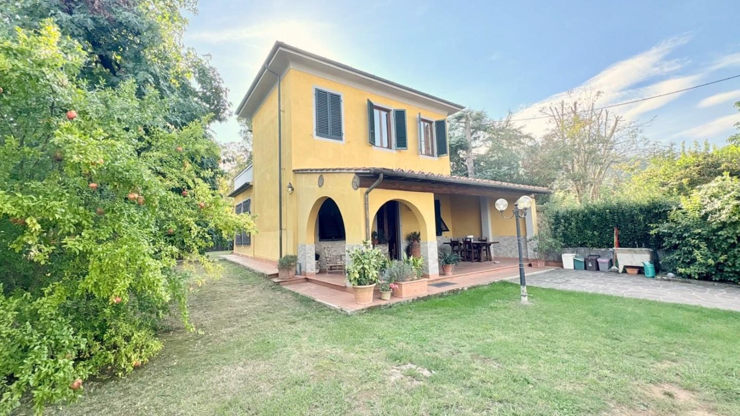 Villa con giardino, Lucca vicopelago