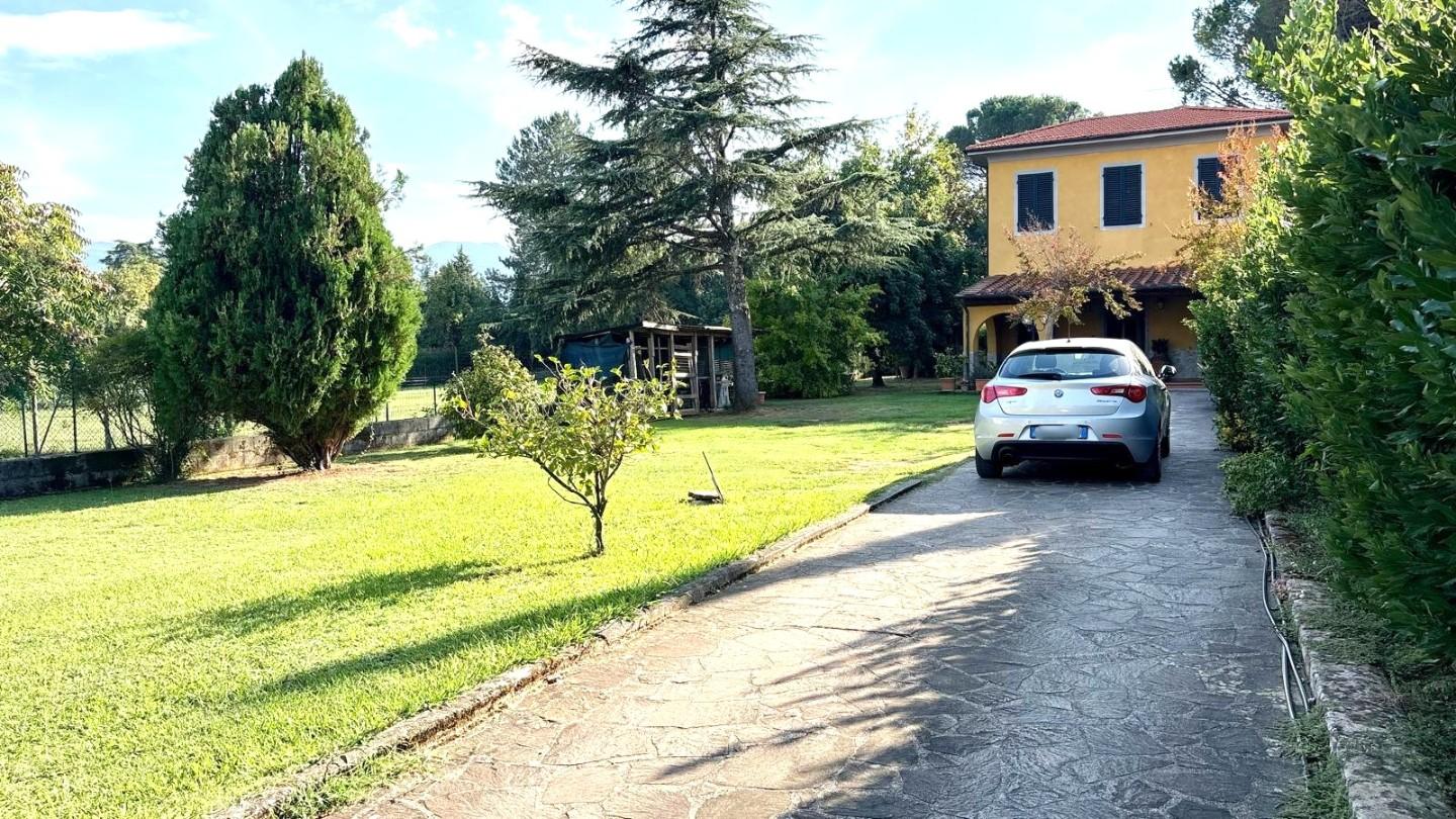 Villa con giardino, Lucca vicopelago