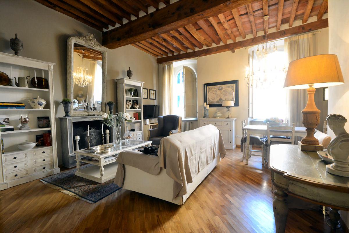 Trilocale arredato in affitto, Lucca centro storico