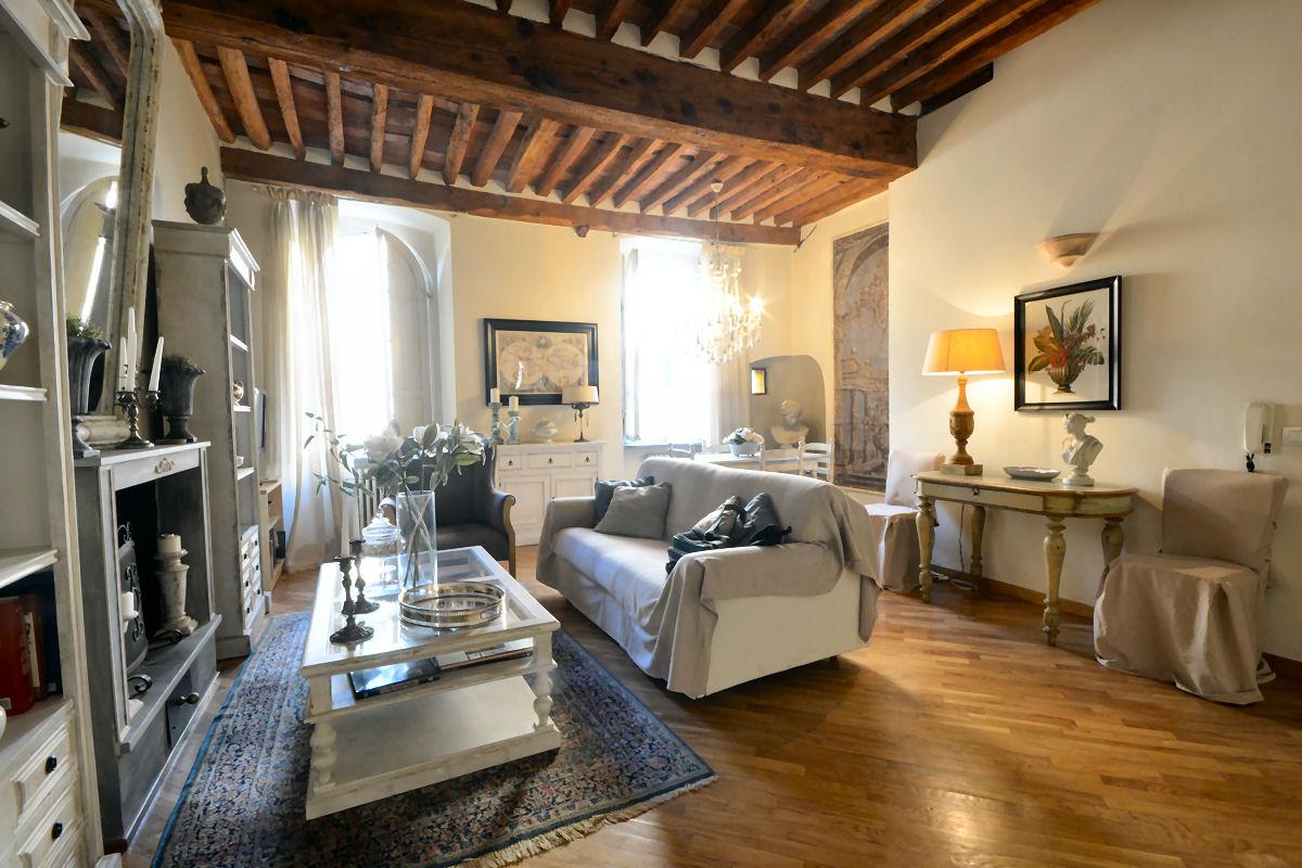 Trilocale arredato in affitto, Lucca centro storico