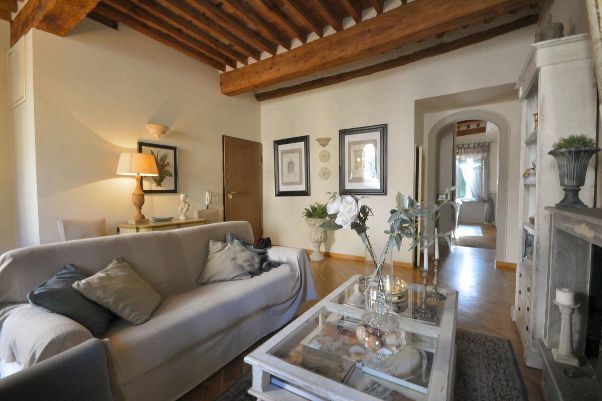 Trilocale arredato in affitto, Lucca centro storico