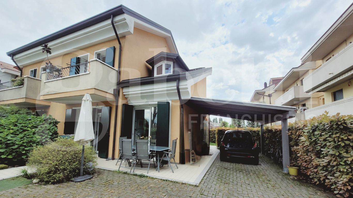Villa Bifamiliare con giardino a Padova