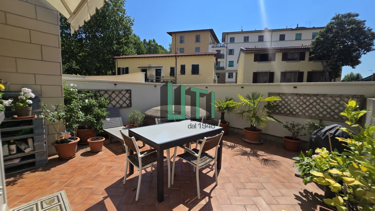 Quadrilocale con terrazzo in viale malta, Firenze