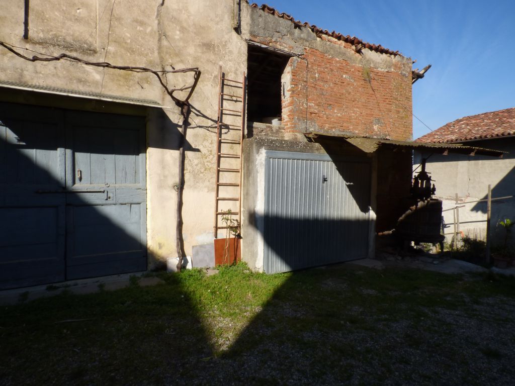 Casa indipendente con terrazzo a San Damiano al Colle