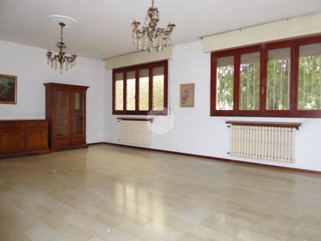 Villa con giardino a Stradella