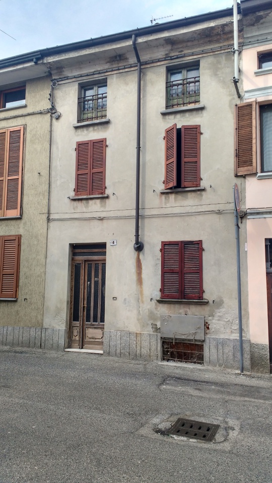 Casa indipendente da ristrutturare in p.zza vittorio emanuele, Arena Po