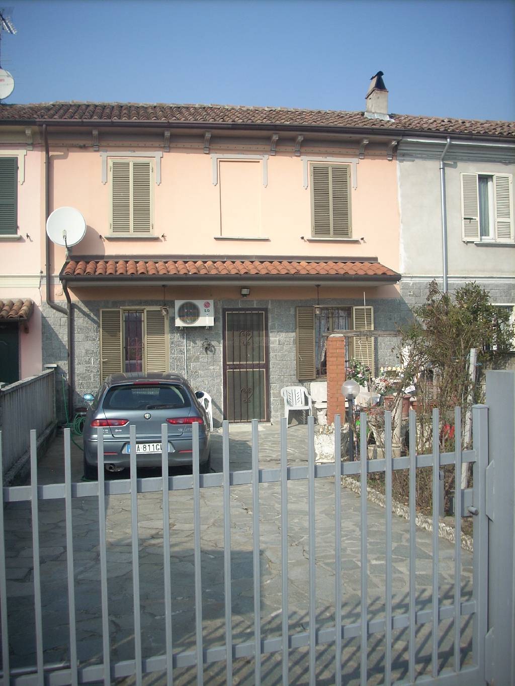 Casa indipendente con giardino in via pietro bianchi, Stradella