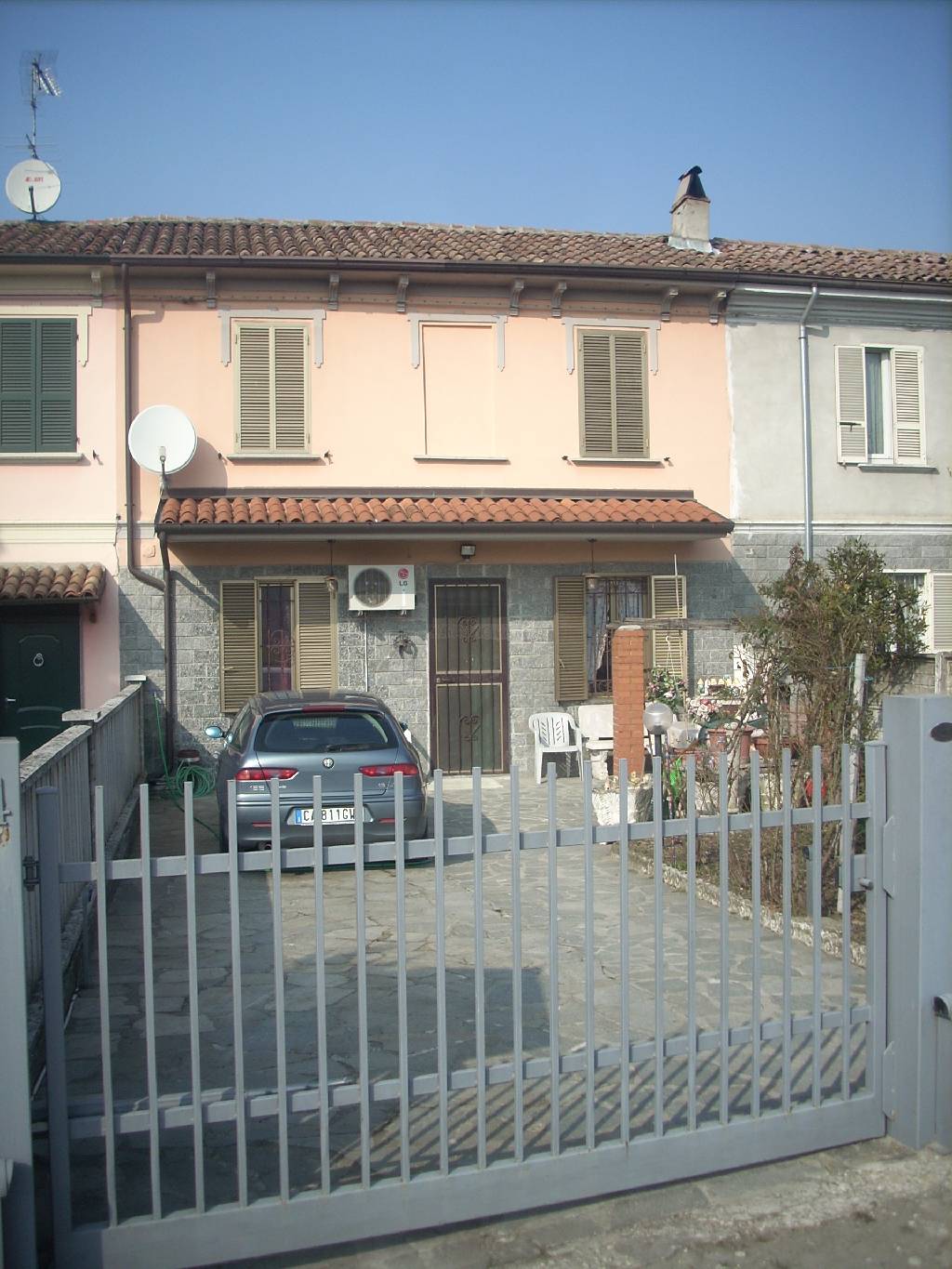Casa indipendente con giardino in via pietro bianchi, Stradella
