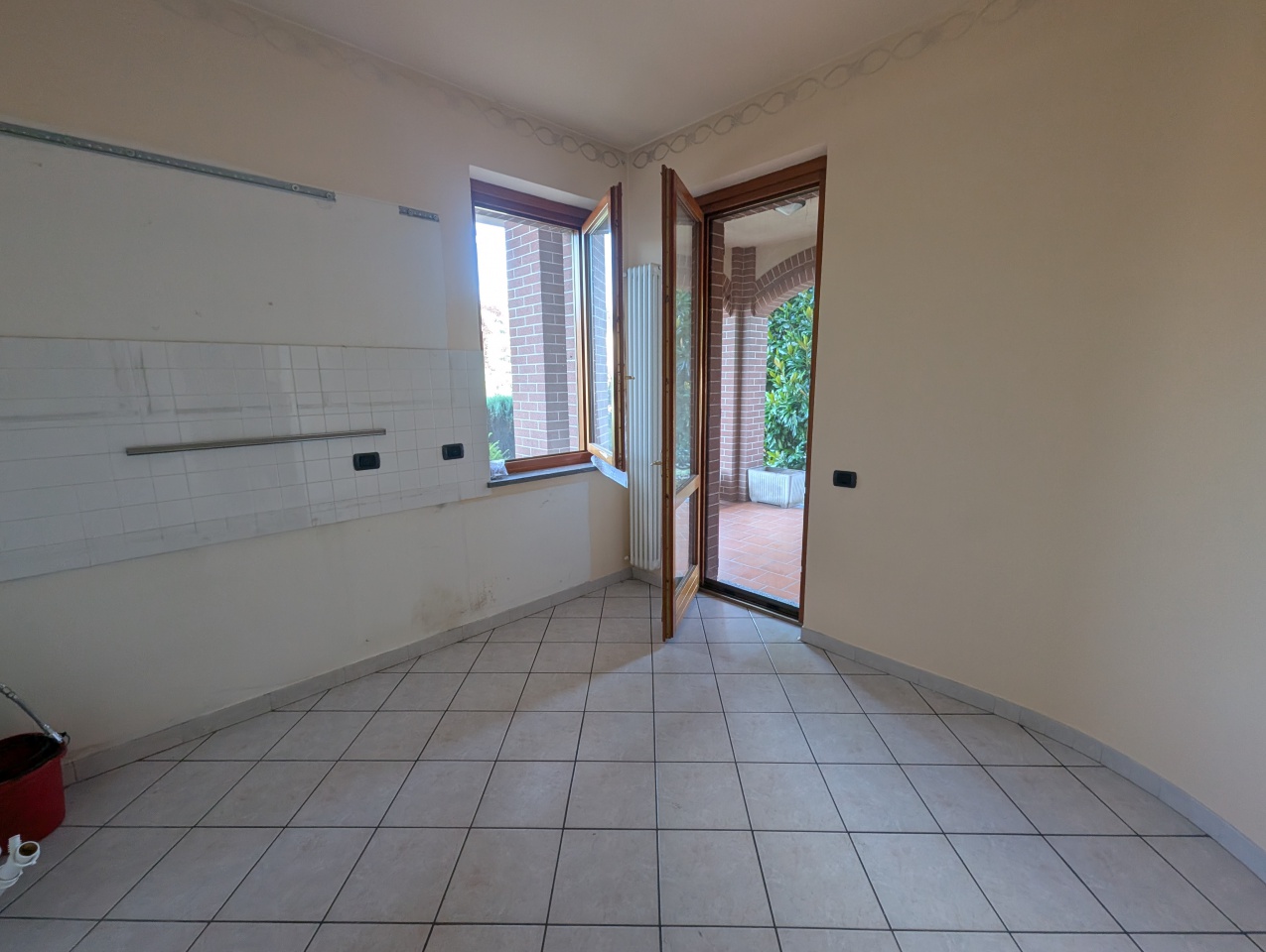 Trilocale con giardino in via viorate, Broni