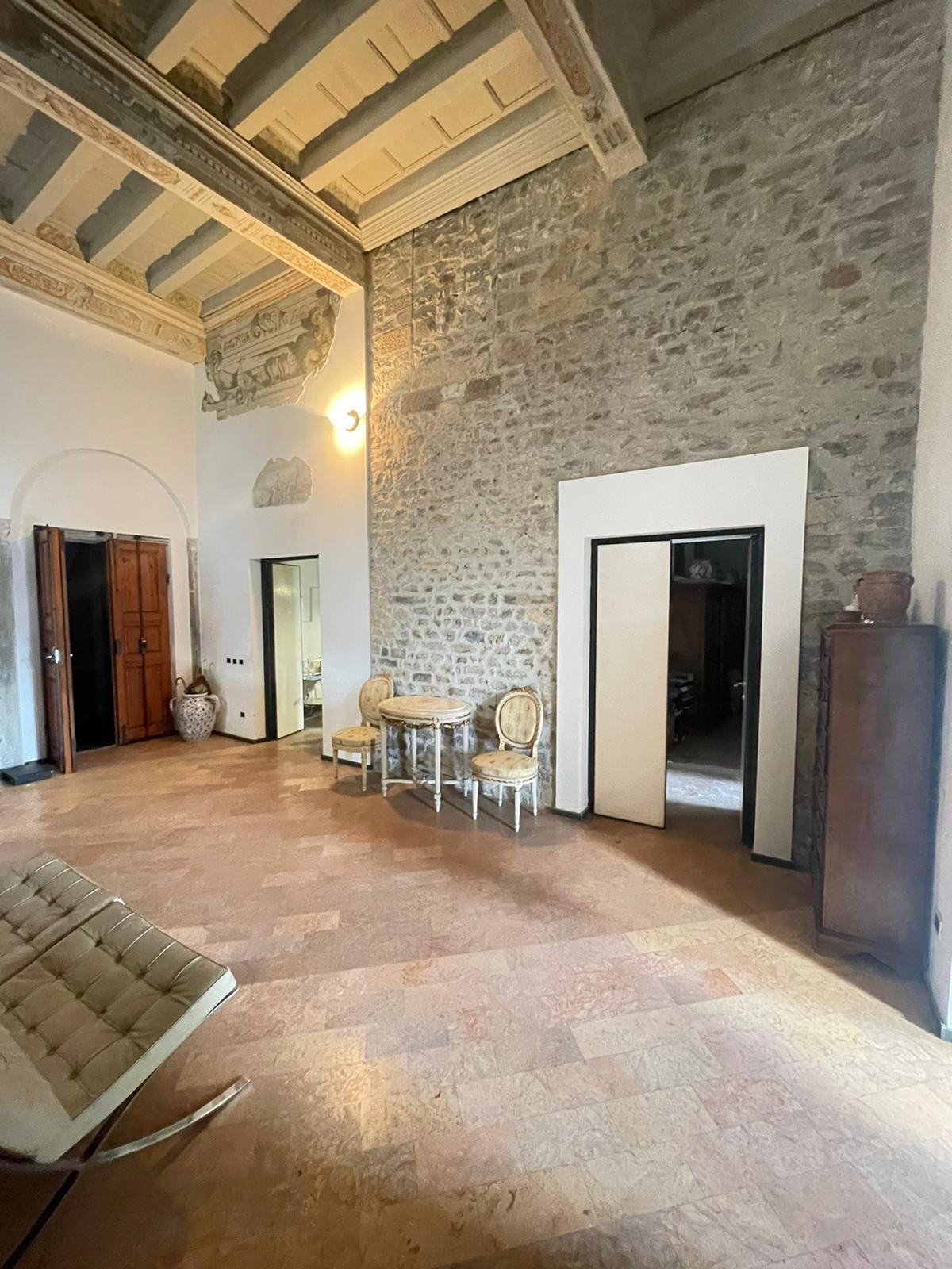 Appartamento con terrazzo, Pisa lungarni