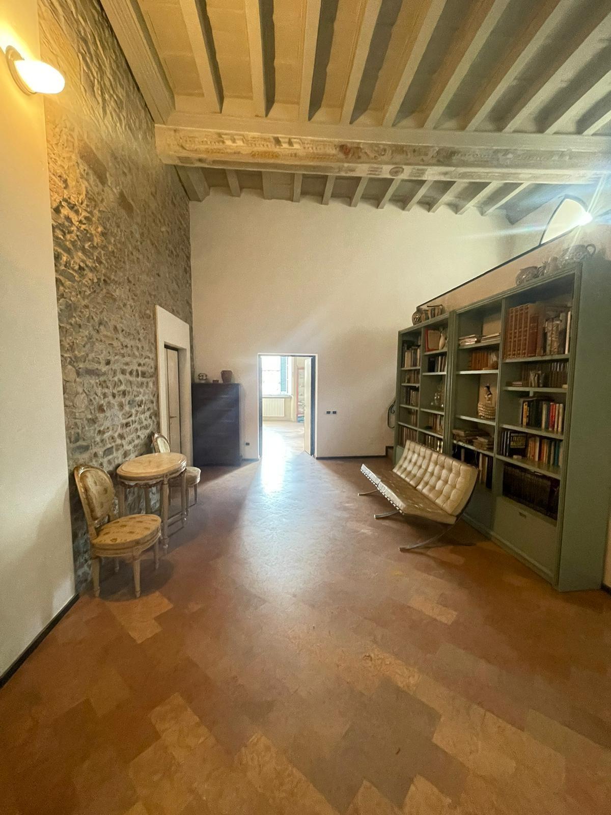 Appartamento con terrazzo, Pisa lungarni