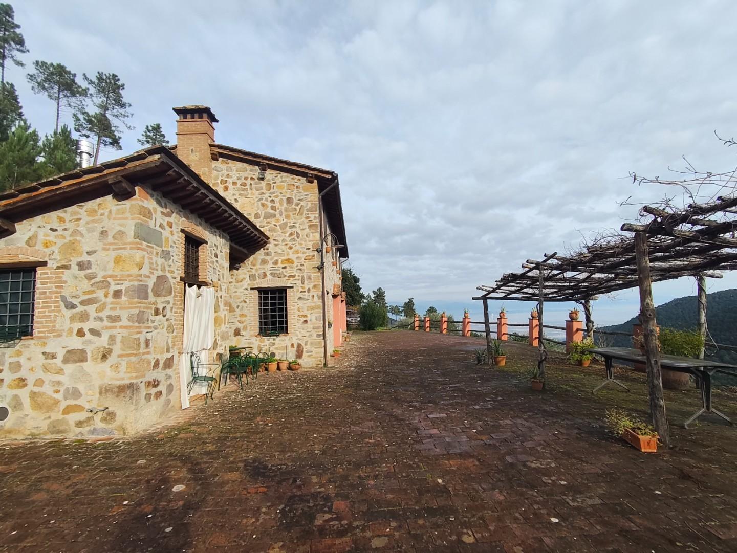 Rustico con giardino, Capannori colle di compito