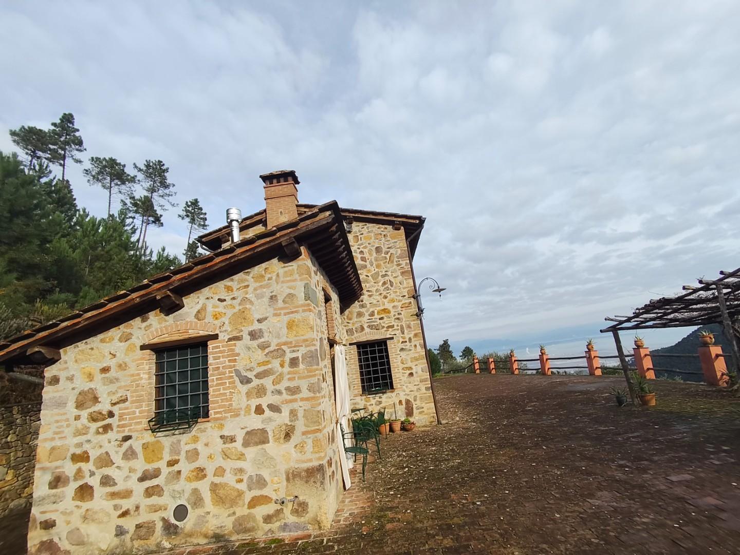 Rustico con giardino, Capannori colle di compito