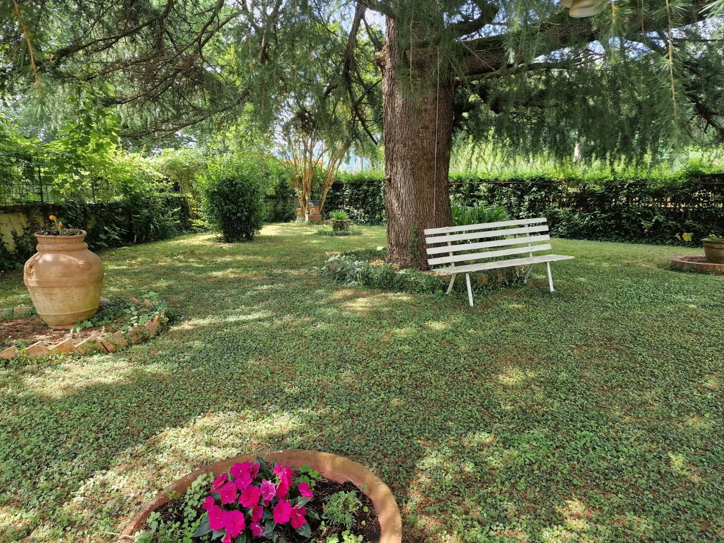 Villa con giardino a Lucca