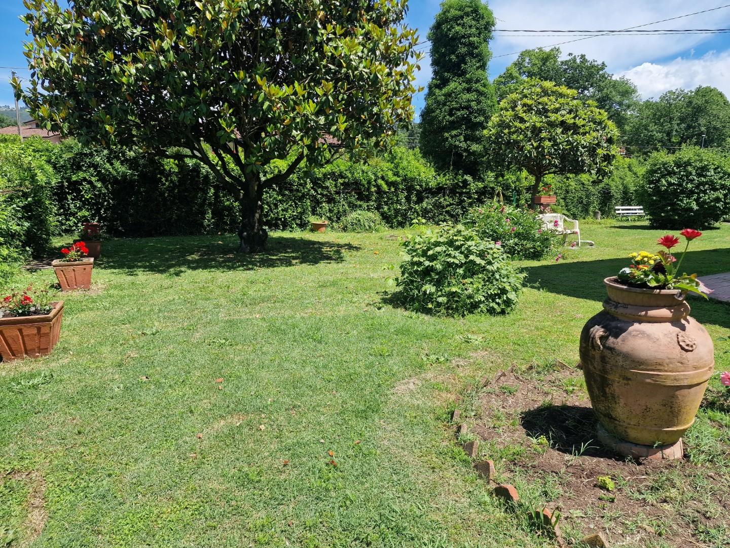 Villa con giardino a Lucca