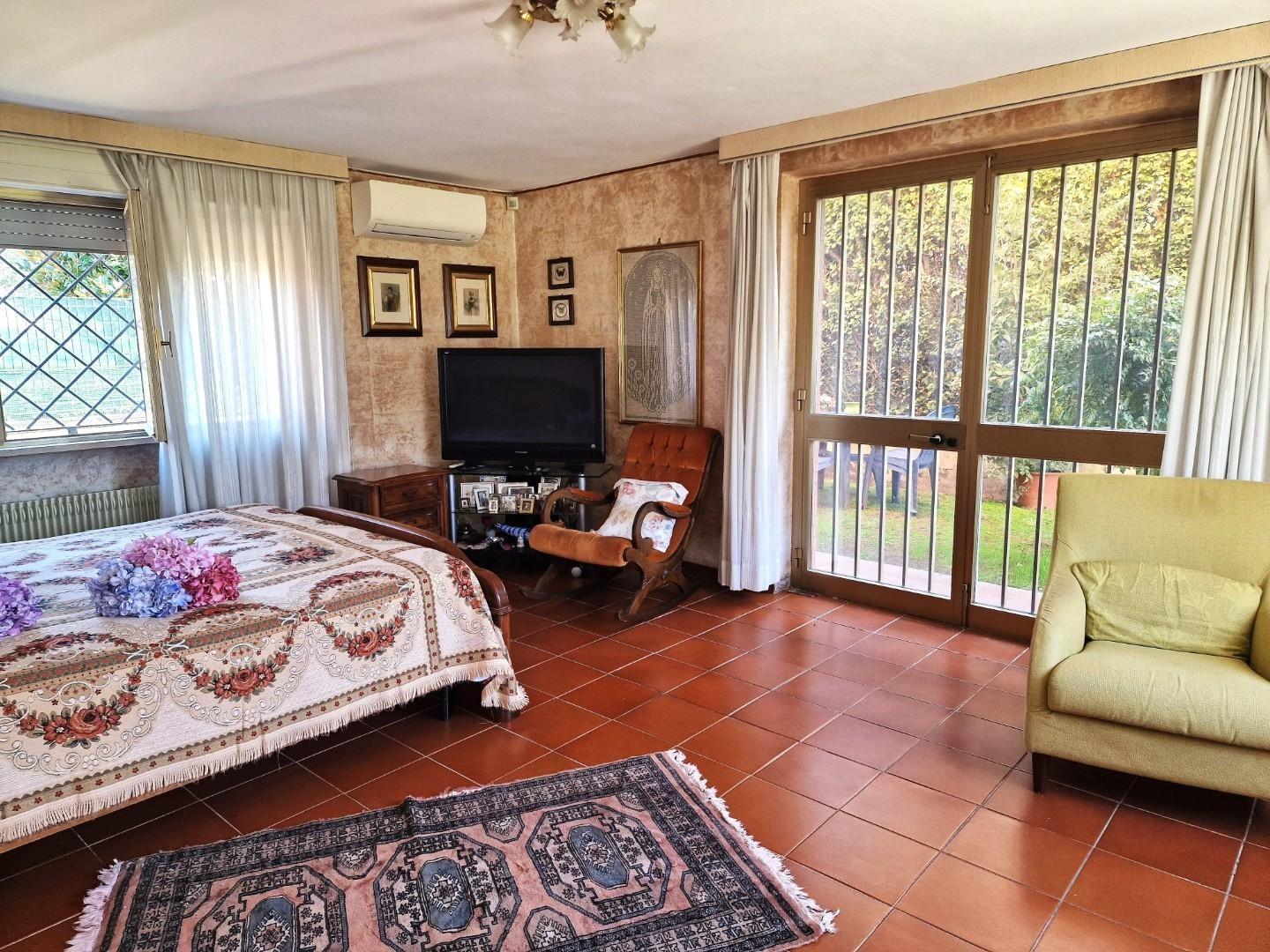 Villa con giardino, Lucca sant'anna