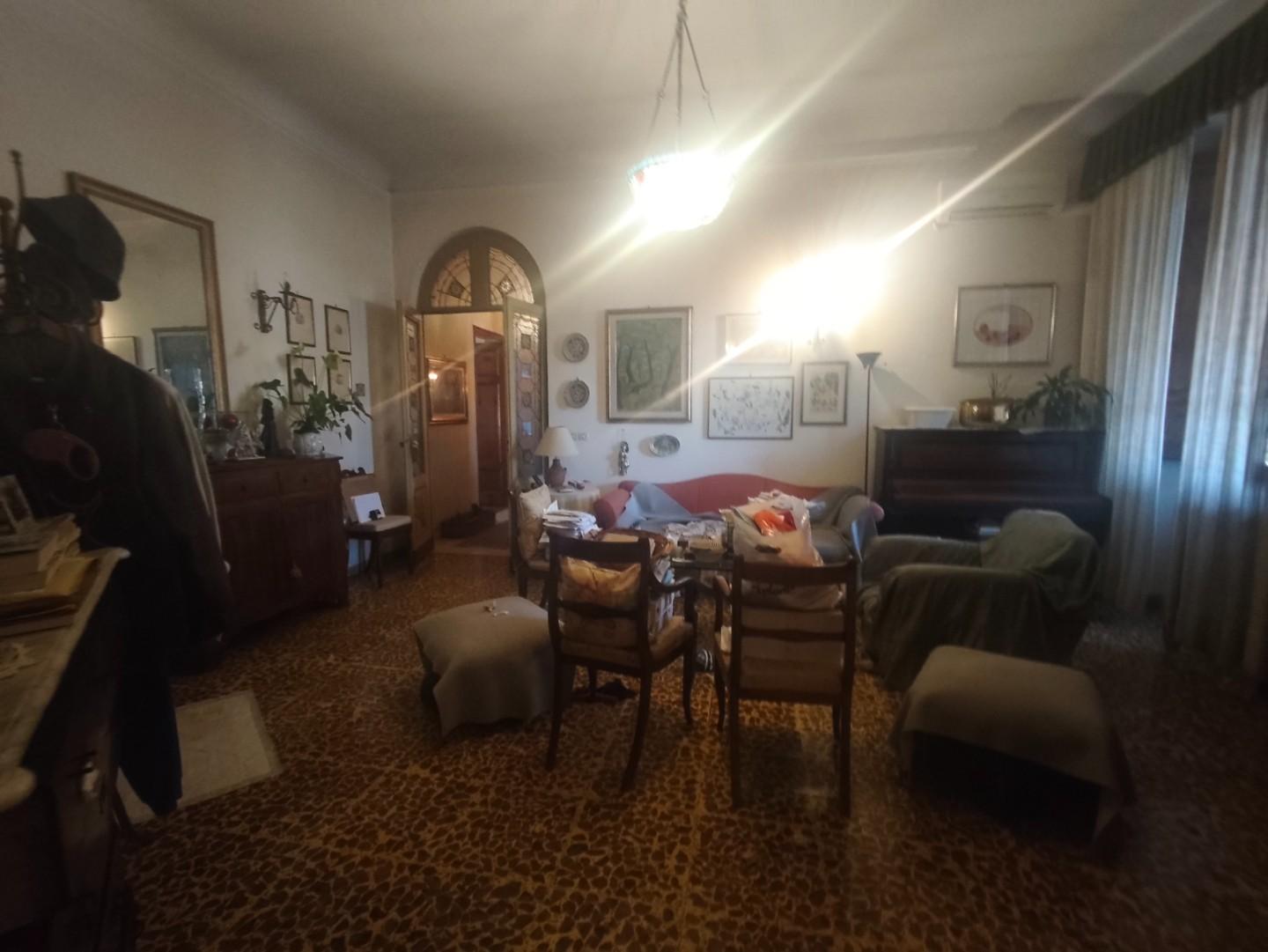 Appartamento con terrazzo, Lucca arancio
