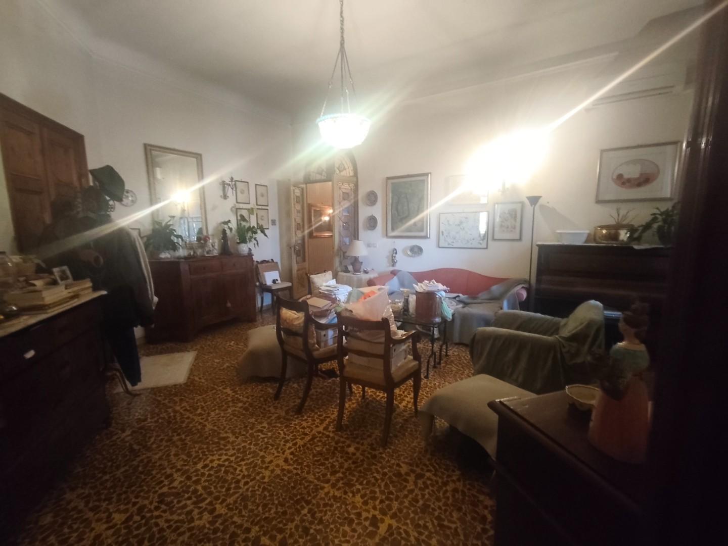Appartamento con terrazzo, Lucca arancio