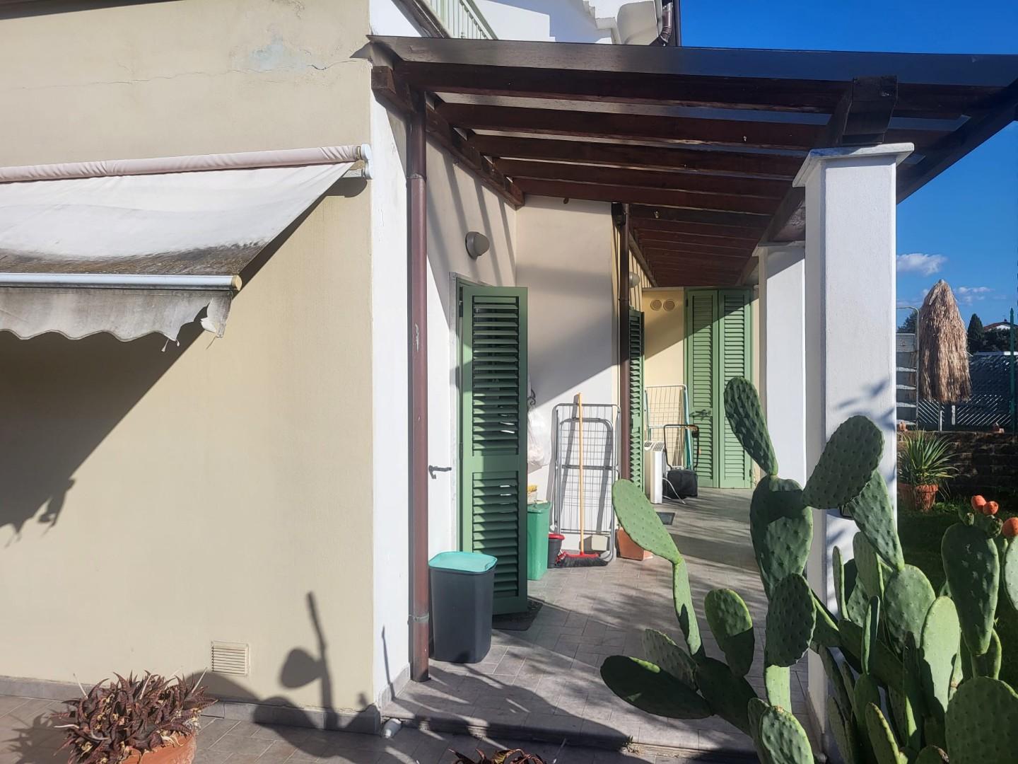 Villa Bifamiliare con giardino, Ortonovo dogana