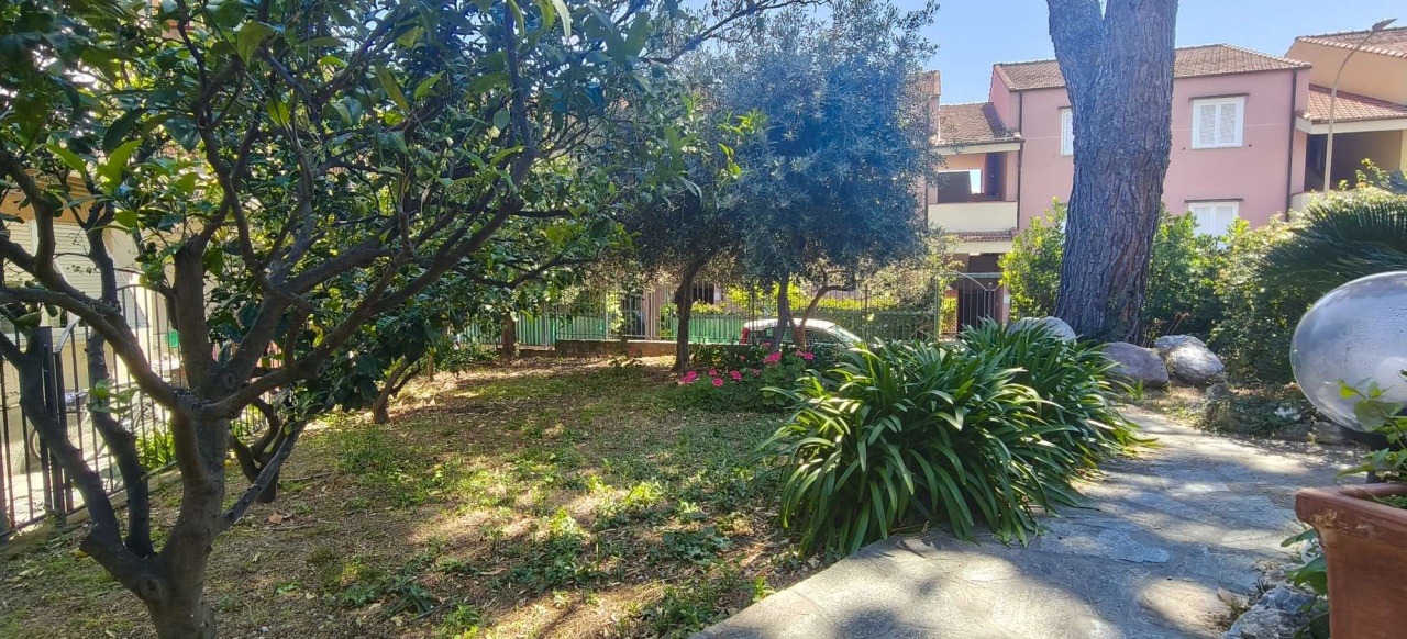 Villa con giardino in via ortigara, Loano