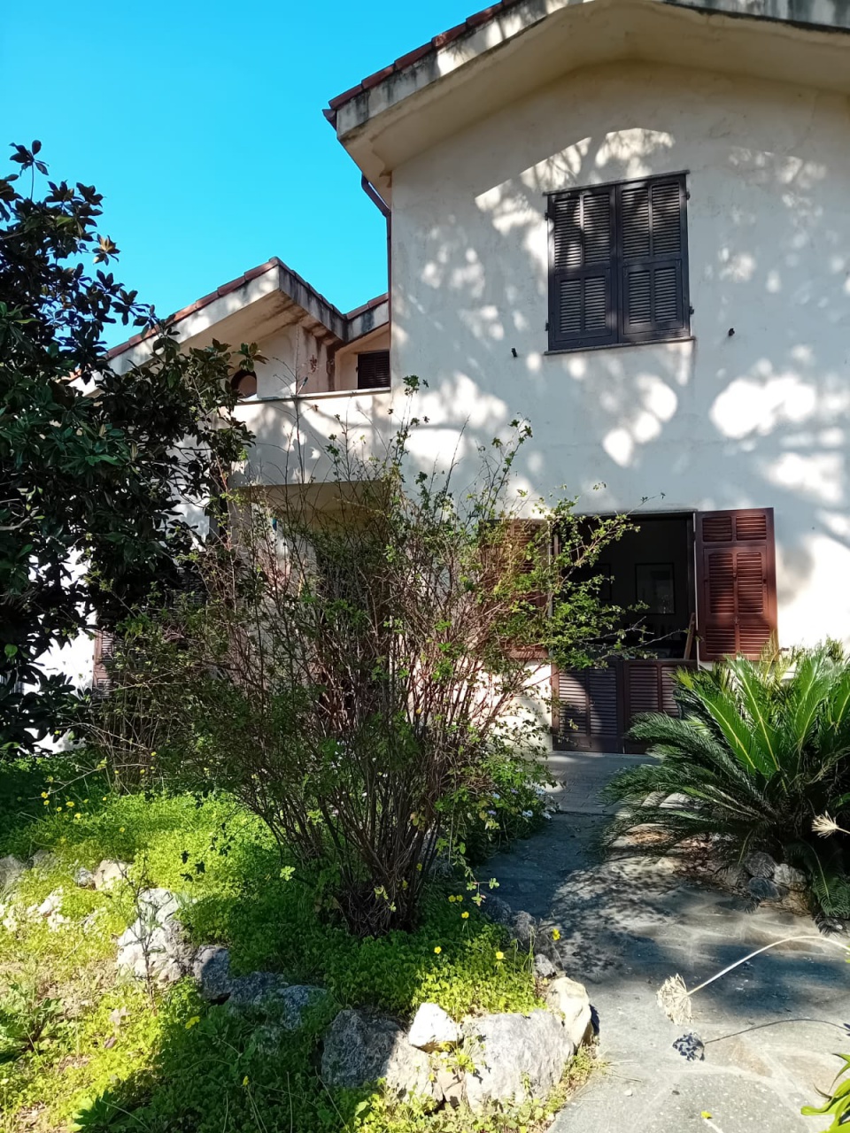 Villa con giardino in via ortigara, Loano