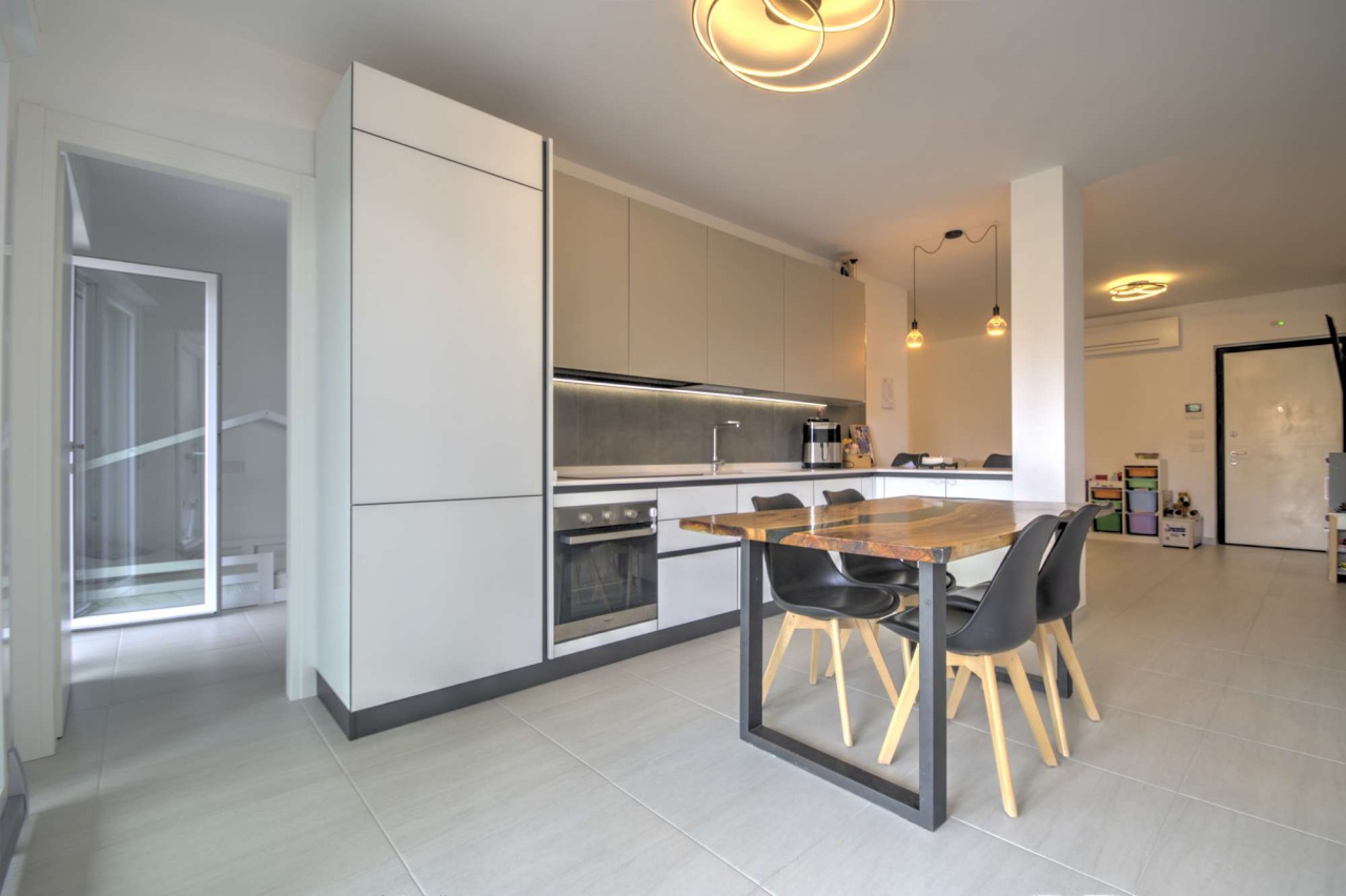 Trilocale con terrazzo in via del sagittario, Finale Ligure