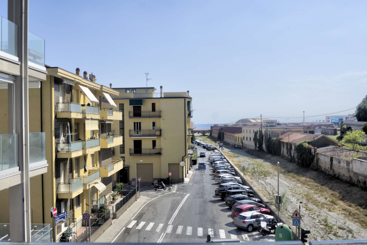 Trilocale vista mare in via del sagittario, Finale Ligure