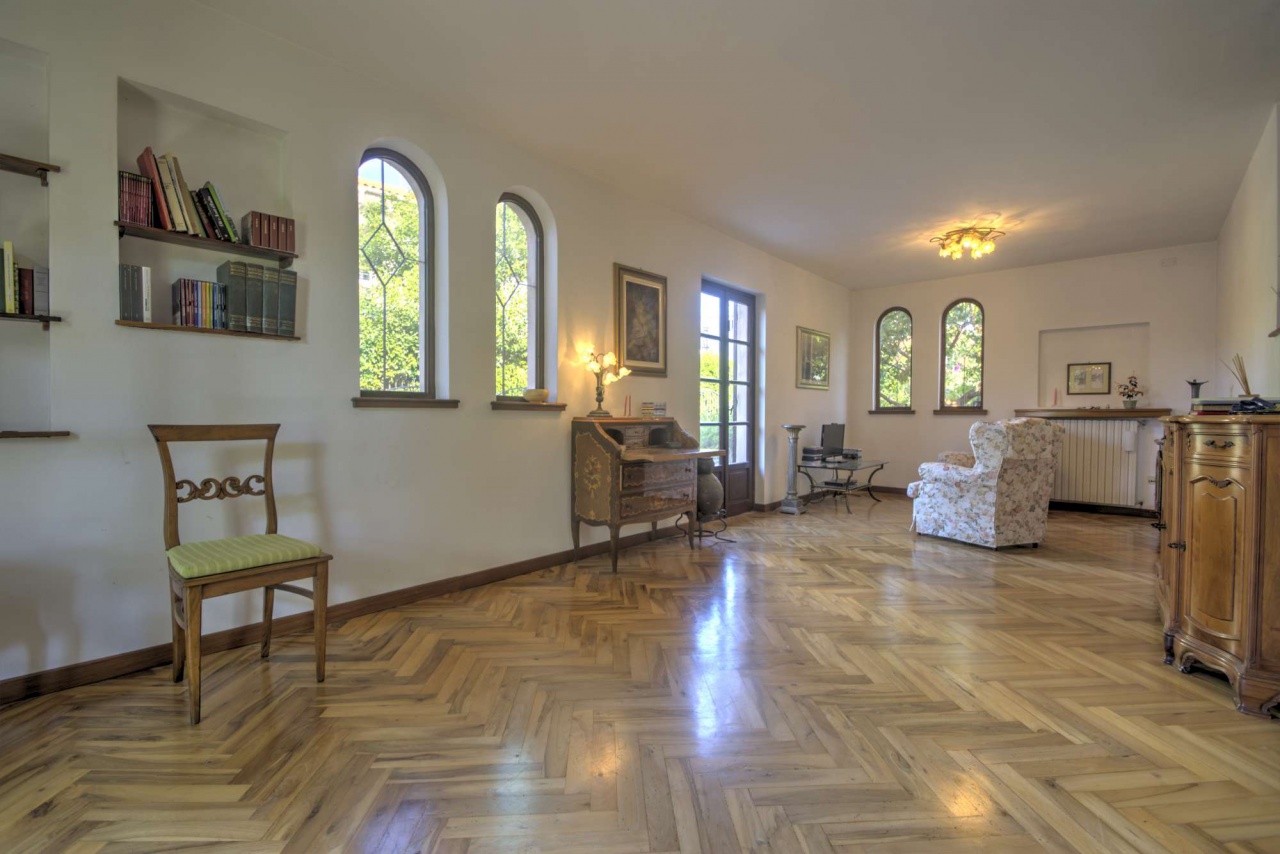Villa con giardino in via ortigara, Loano