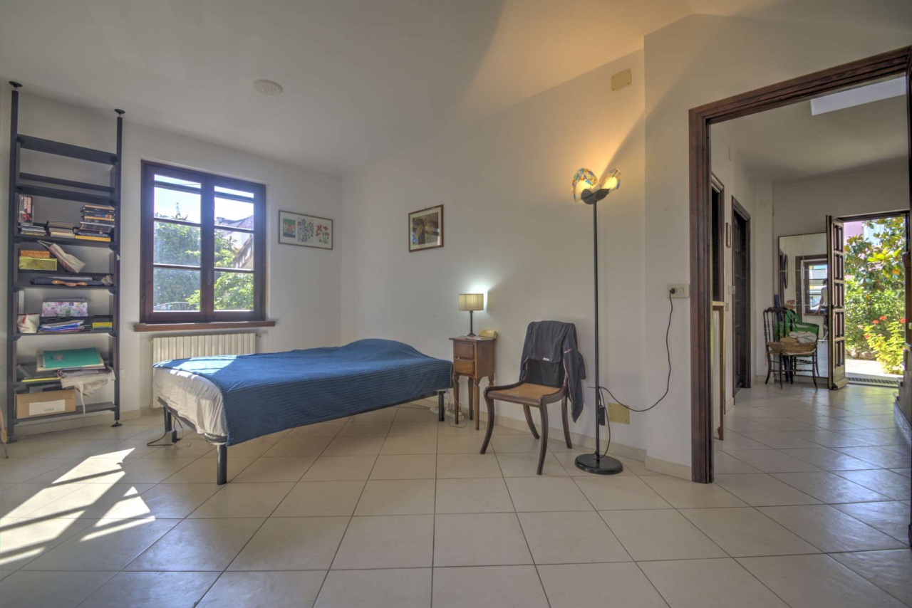 Villa con giardino in via ortigara, Loano