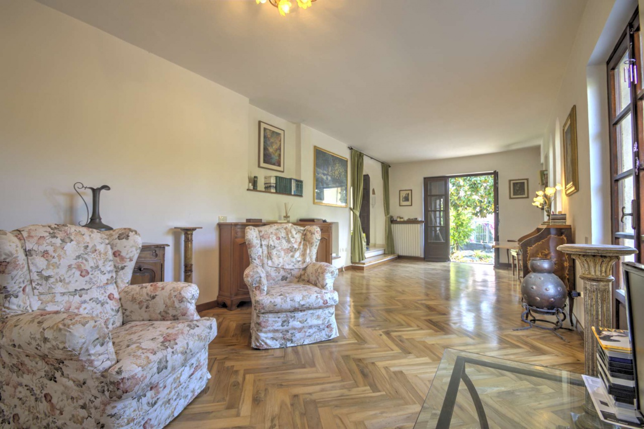 Villa con giardino in via ortigara, Loano