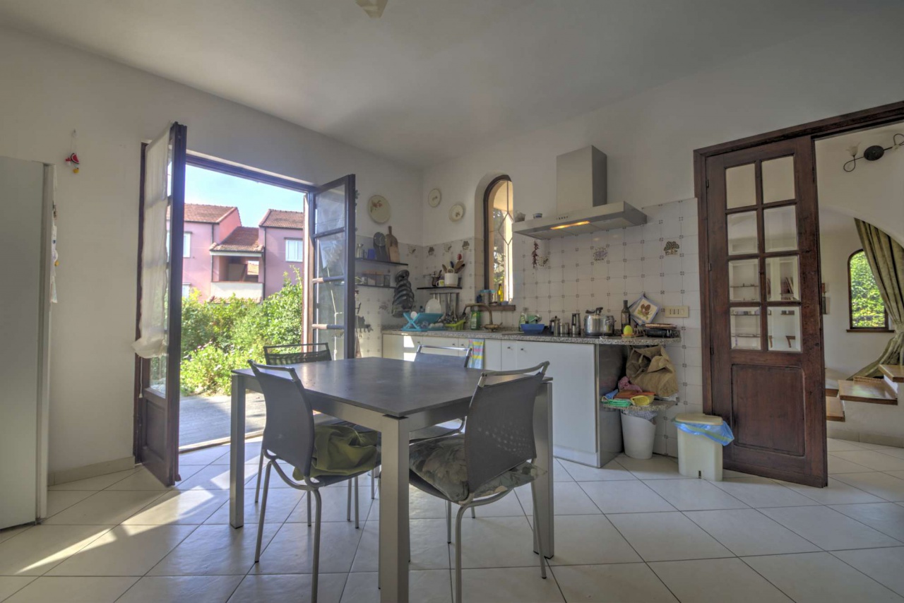 Villa con giardino in via ortigara, Loano