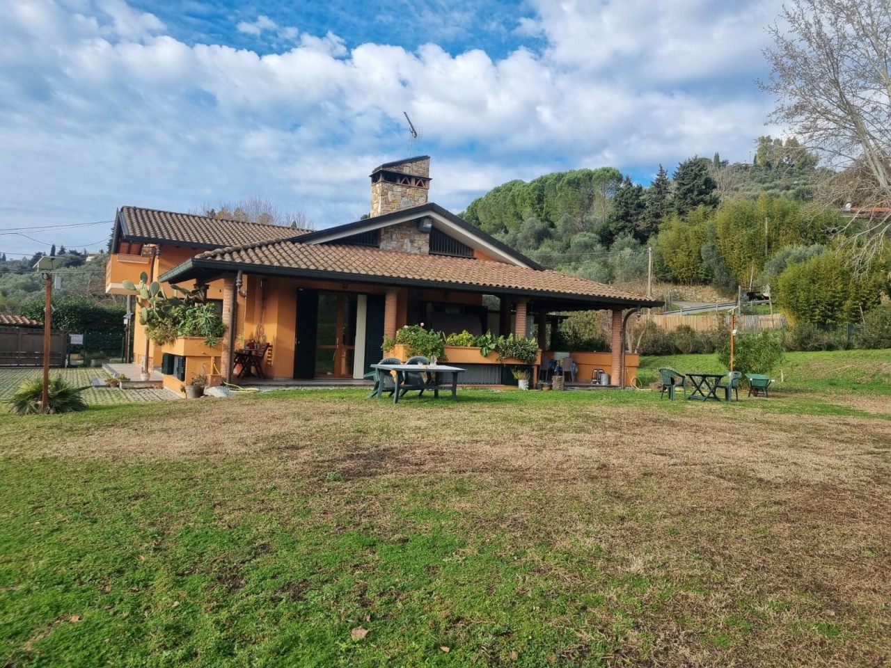 Villa con giardino a Massarosa