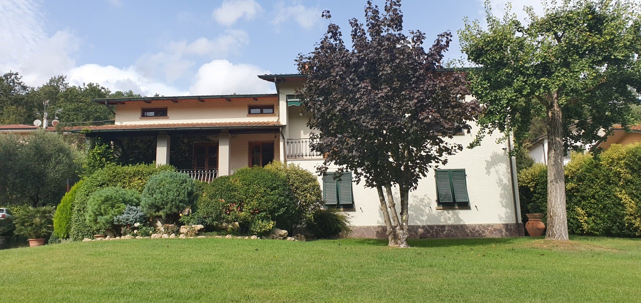 Villa con giardino a Pescaglia