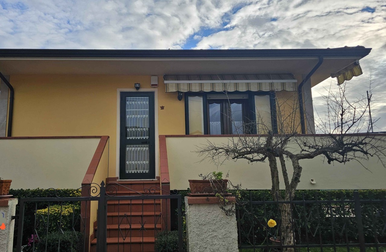 Villa con giardino a Massarosa