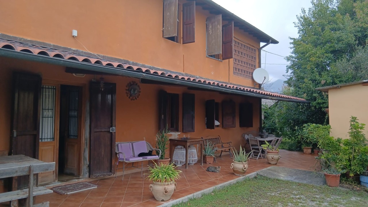 Casa indipendente con giardino a Camaiore