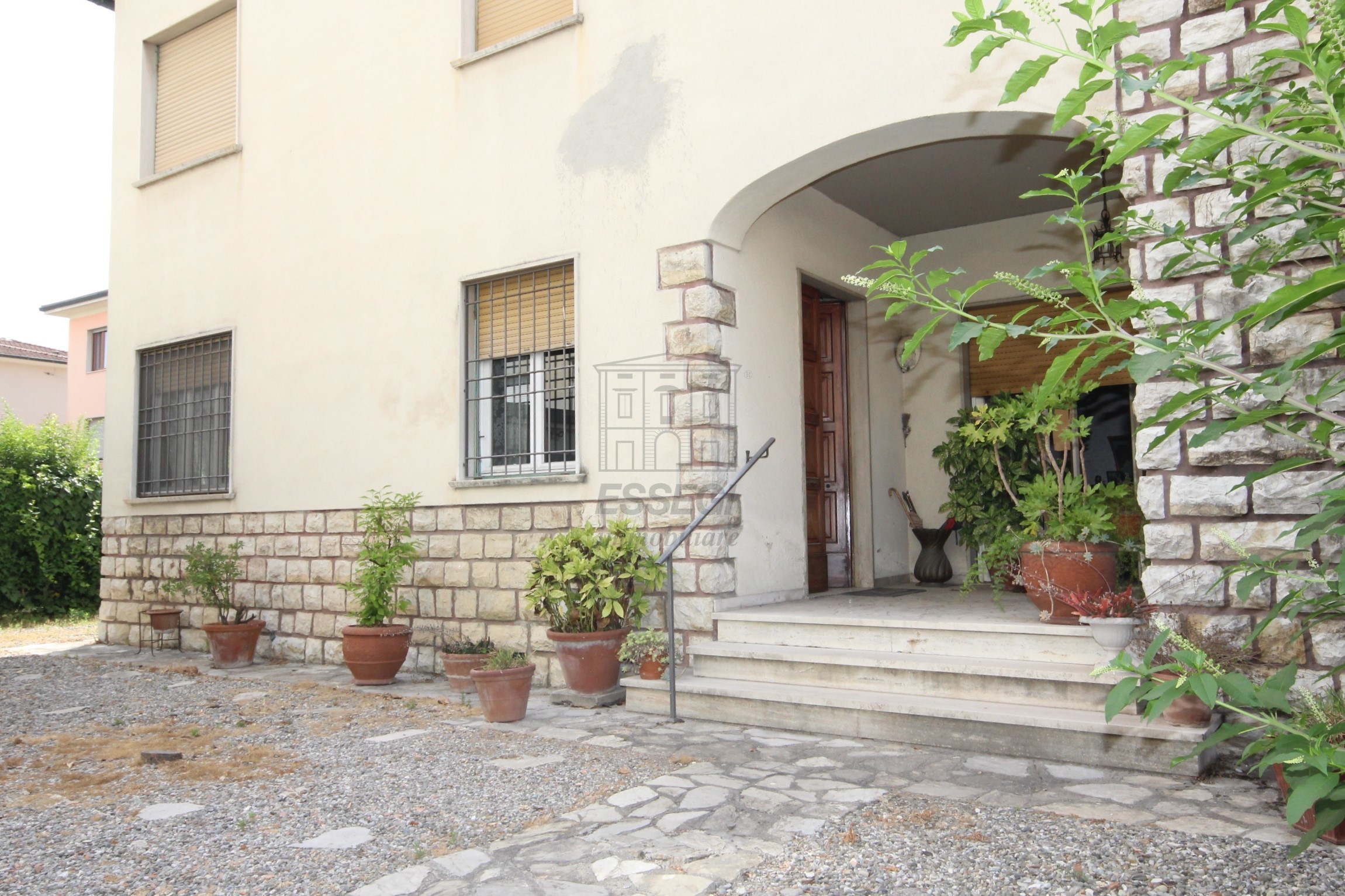 Casa indipendente con giardino in viale s. concordio, Lucca