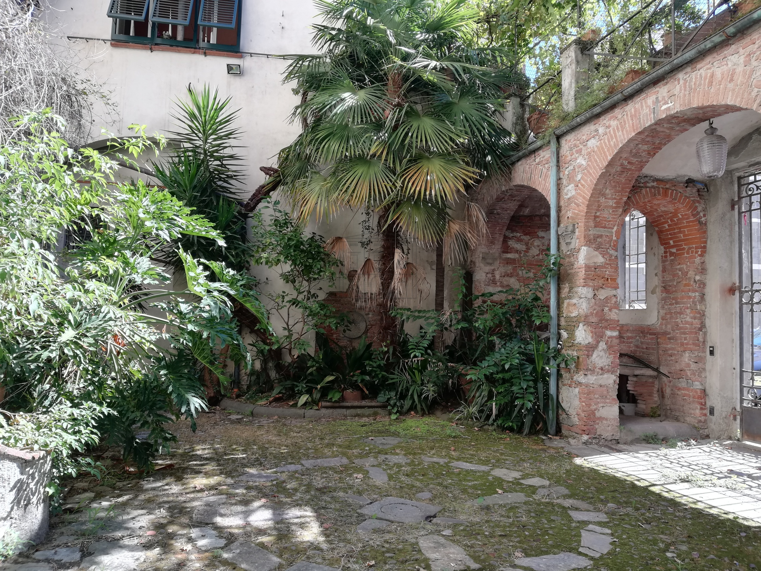 Appartamento con giardino in via busdraghi, Lucca