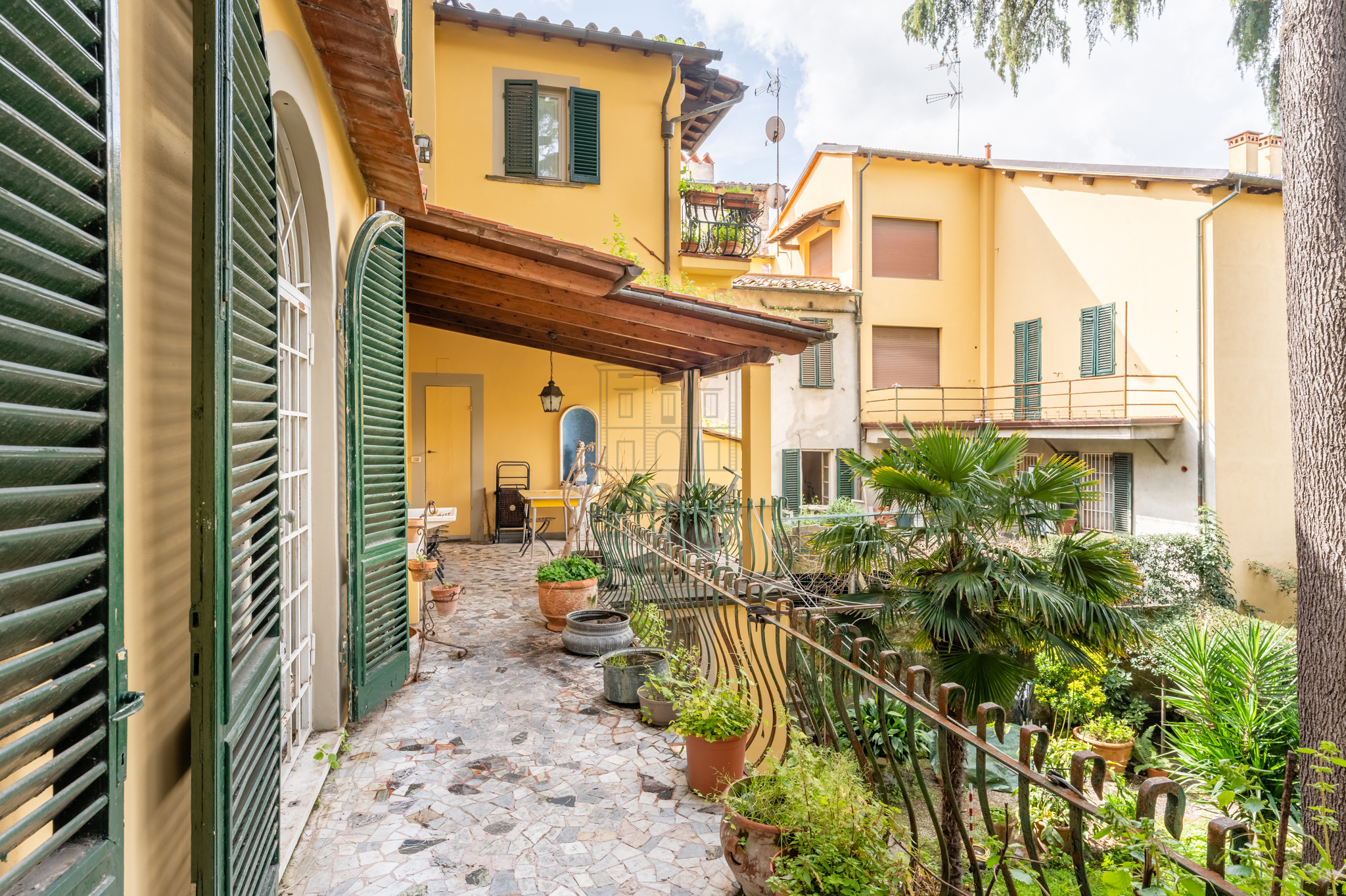 Appartamento con giardino in piazza san michele, Lucca