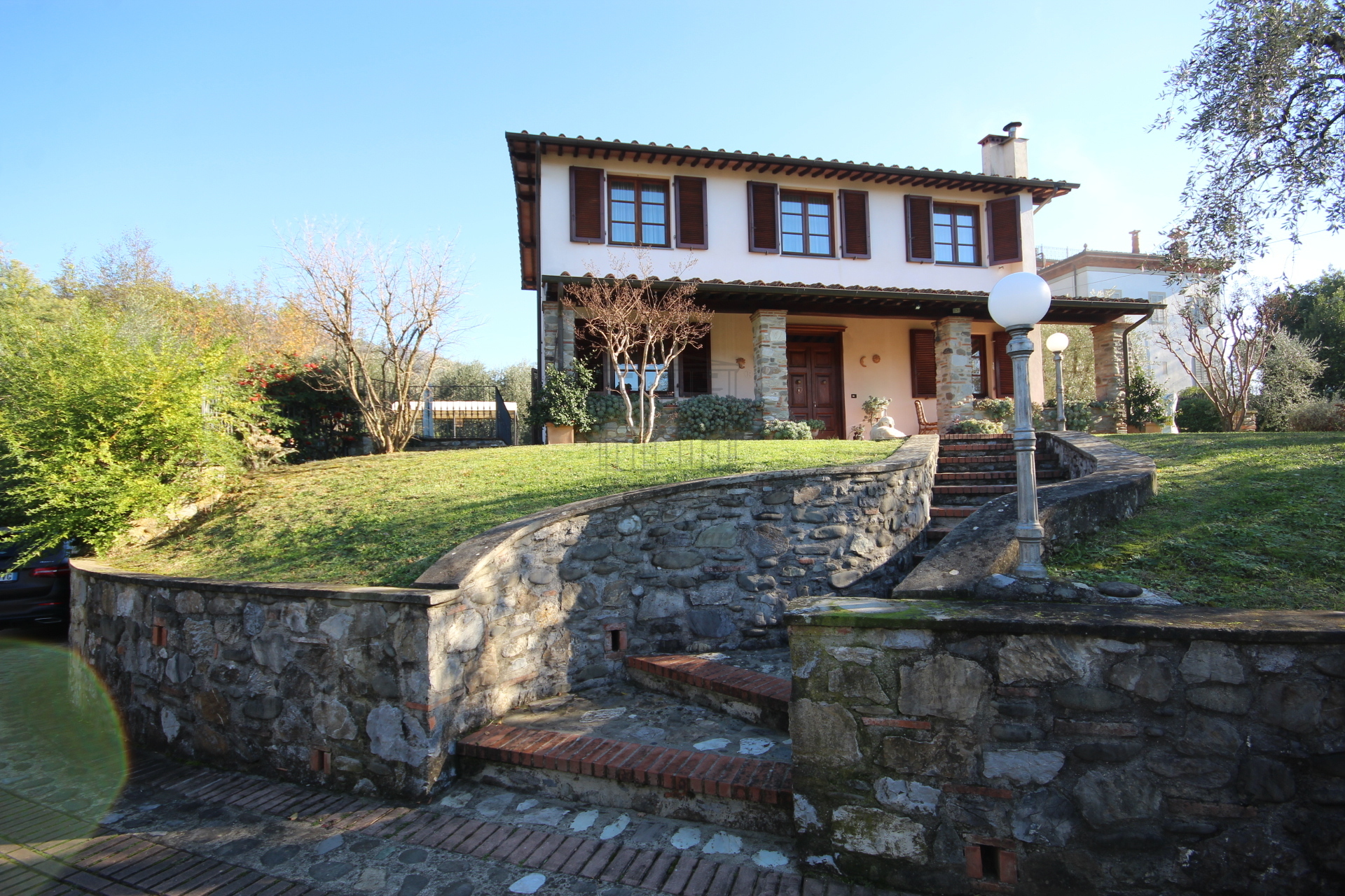 Villa con giardino in via dei gambarini, Lucca