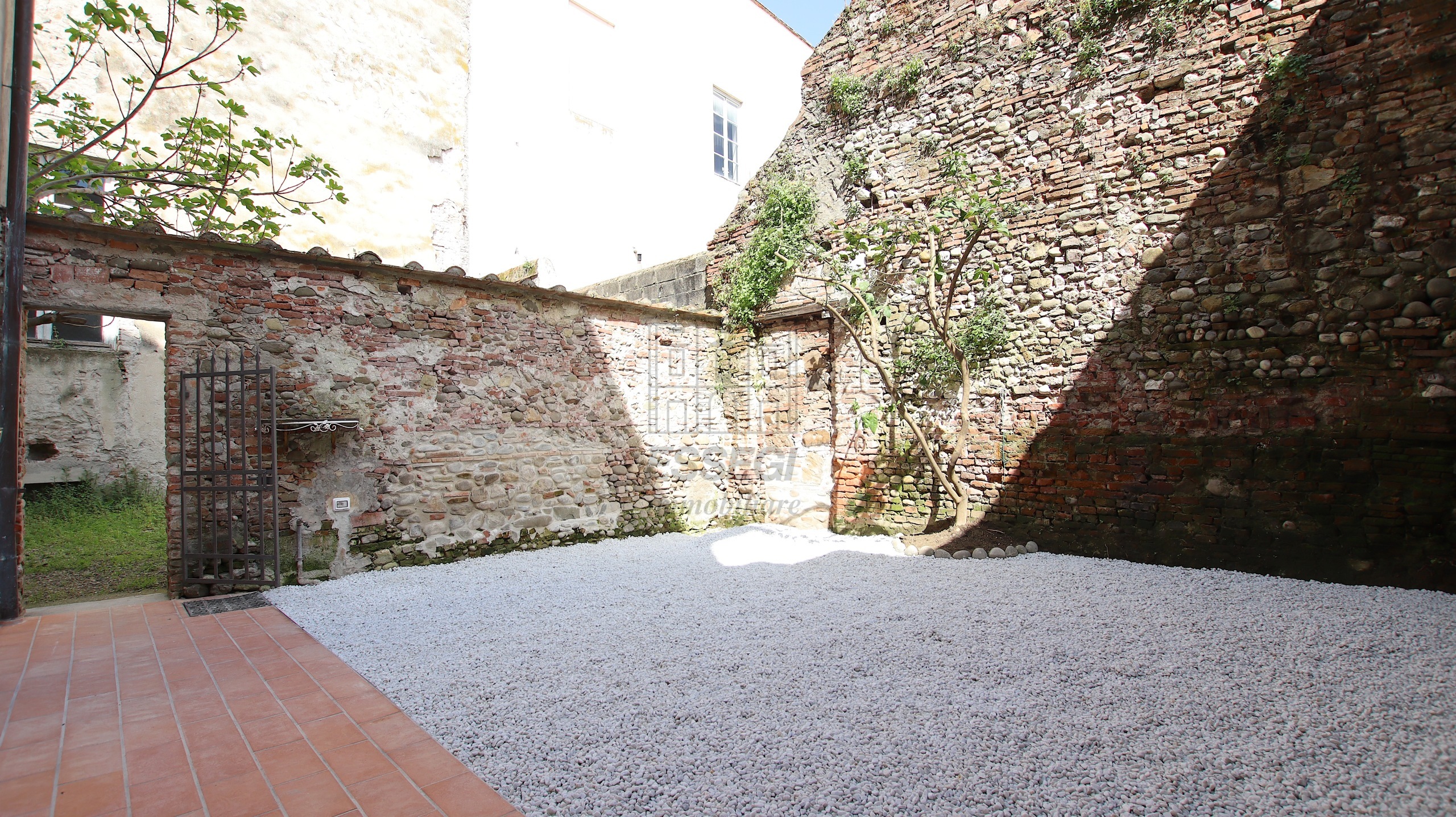 Appartamento con giardino in via del crocifisso 1, Lucca