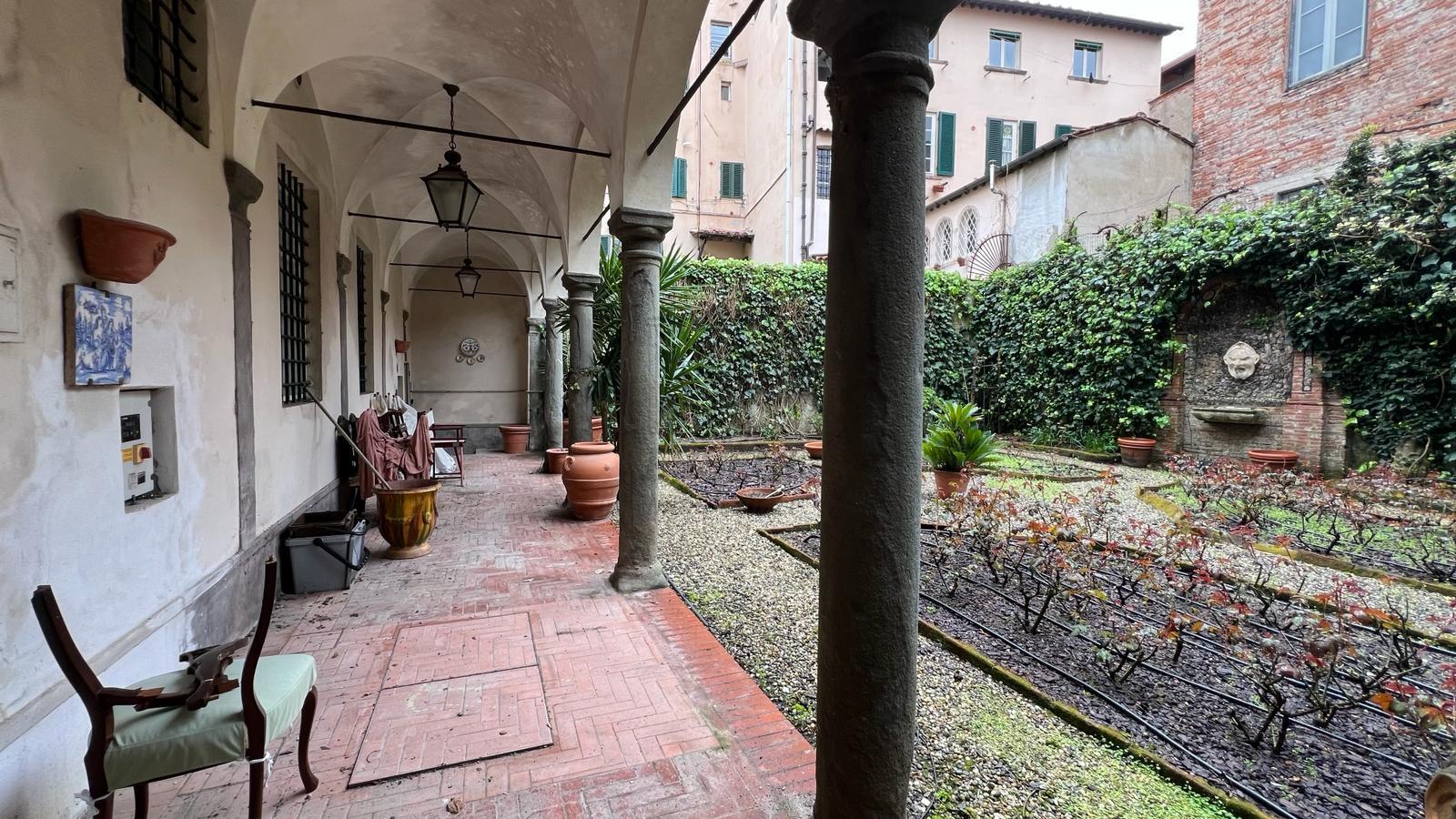 Appartamento con giardino in piazza san michele 46, Lucca