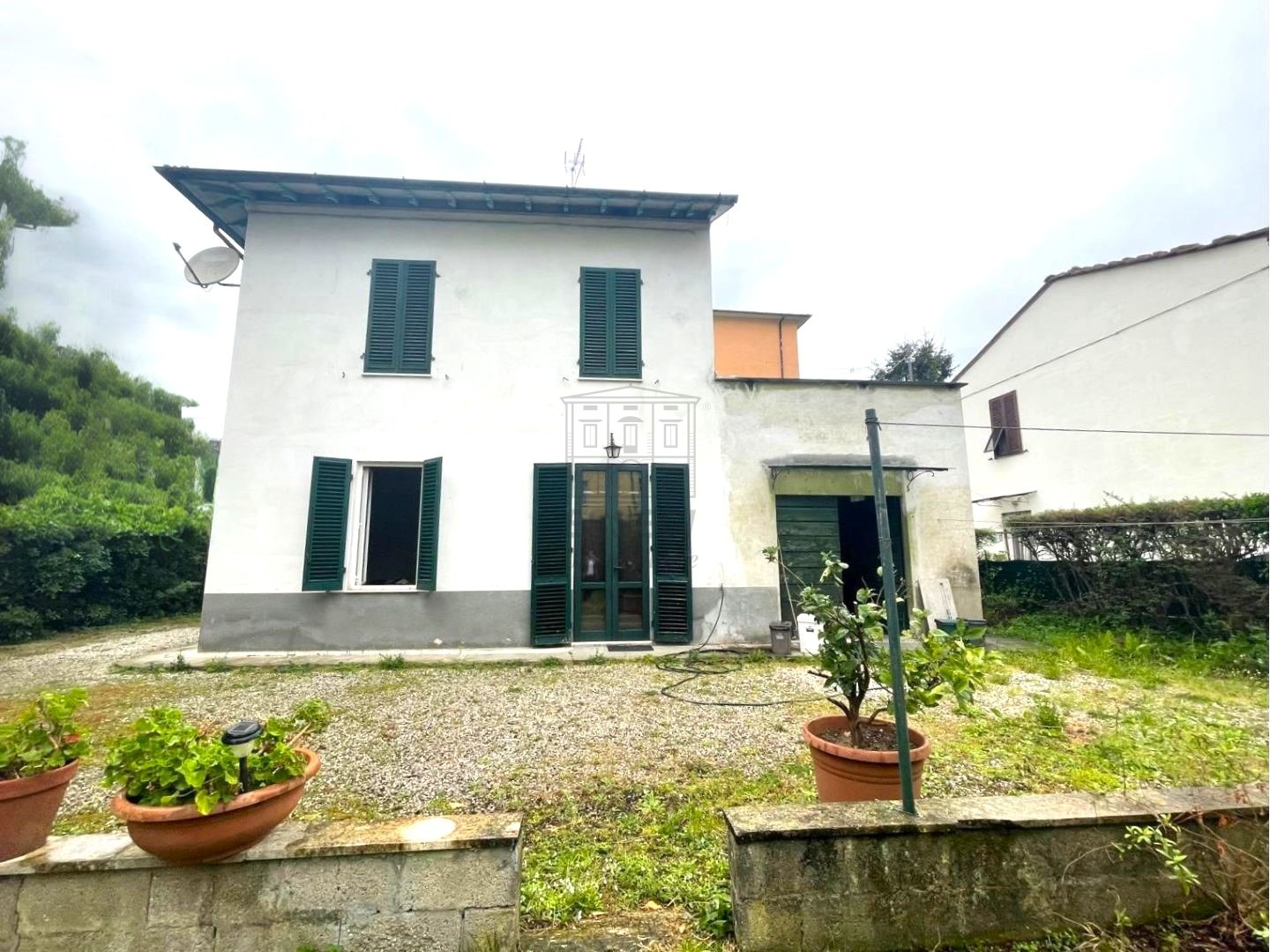 Villa con giardino in via nicol paganini 137, Lucca