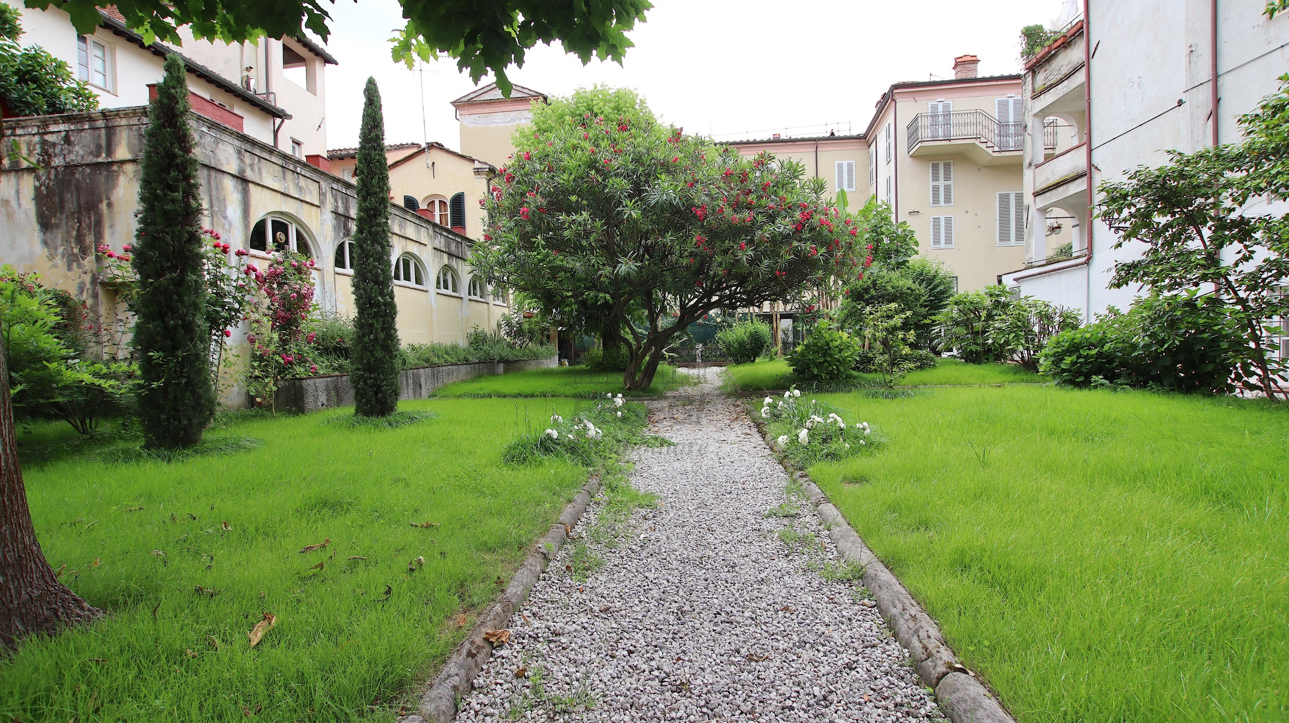 Appartamento con giardino, Lucca centro storico
