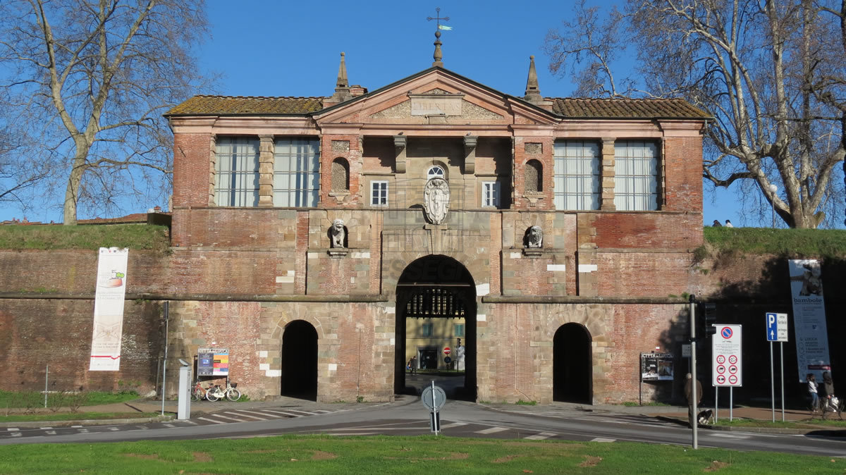 Locale commerciale in affitto in piazza napoleone, Lucca